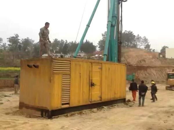 白塔如何判断水冷式机油散热器密封件是否需要更换？